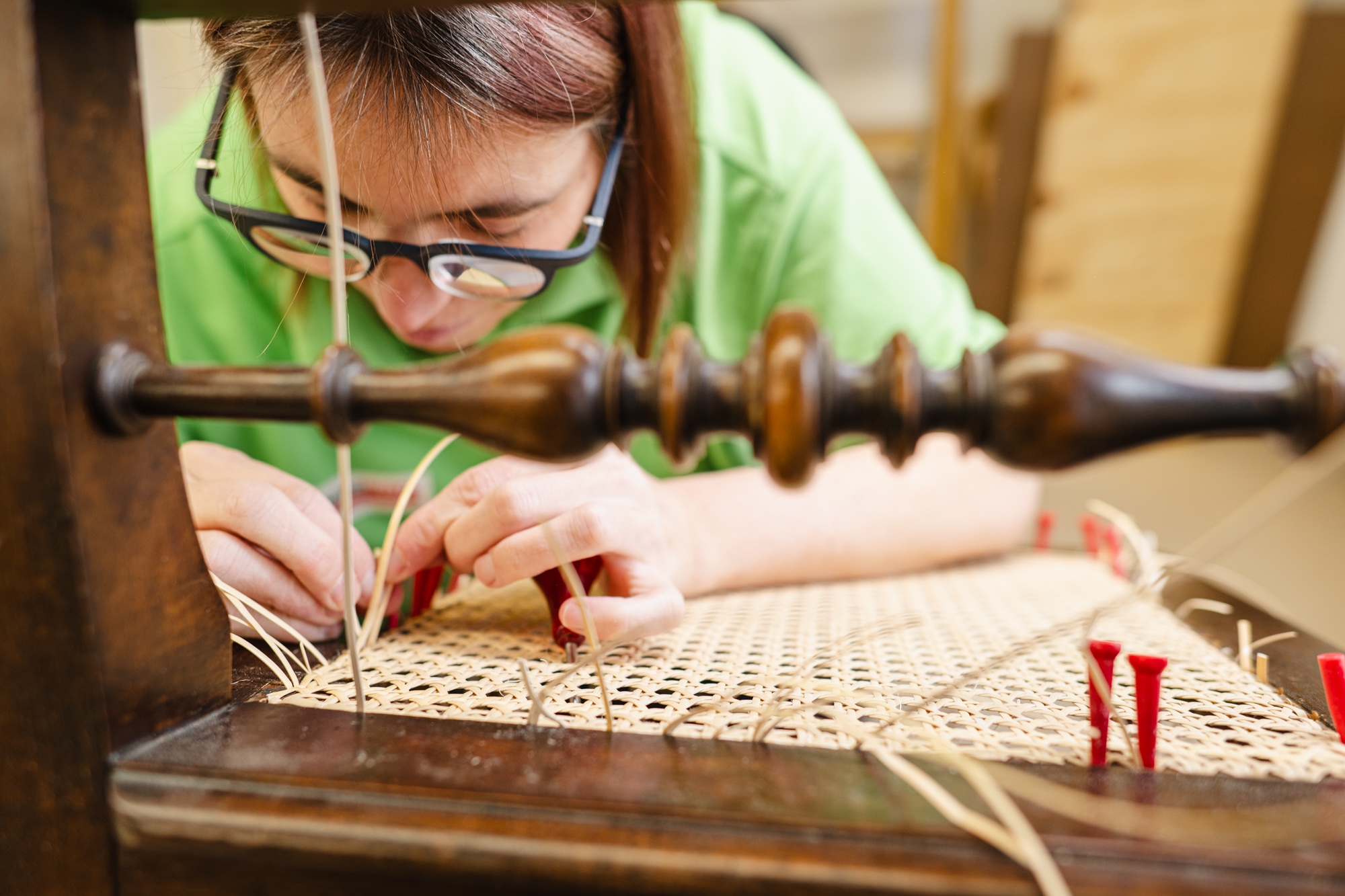 Möbelflechterin bei einer Sesseleinflechtung © wienwork/Luiza Puiu