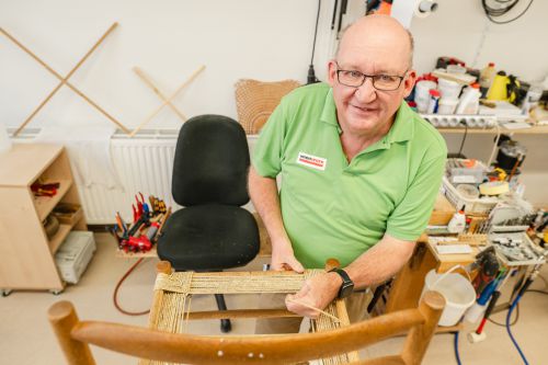 Flechtweltmeister Peter Ehrenhöfer beim Einflechten einer "Binsenschnur" © wienwork/Luiza Puiu Flechtweltmeister Peter Ehrenhöfer beim Einflechten einer "Binsenschnur" © wienwork/Luiza Puiu