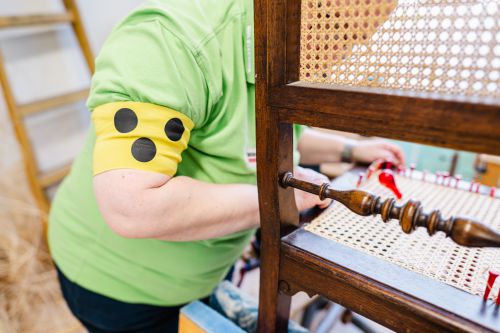 Eine Möbelflechterin bei einer Sesseleinflechtung © wienwork/Luiza Puiu Eine Möbelflechterin bei einer Sesseleinflechtung © wienwork/Luiza Puiu