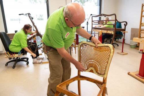 Flechtweltmeister Peter Ehrenhöfer mit einem Sessel mit Wiener Geflecht © wienwork/Luiza Puiu Flechtweltmeister Peter Ehrenhöfer mit einem Sessel mit Wiener Geflecht © wienwork/Luiza Puiu